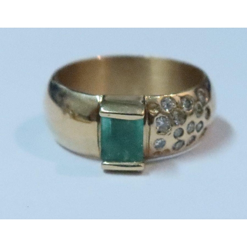 401 - An emerald and diamond ring, together with a pair of drop earrings