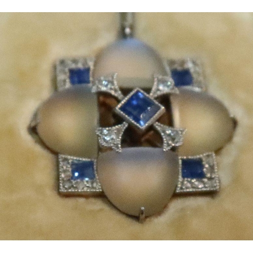 424 - An Edwardian moonstone, diamond and sapphire pendant, in fitted leather case for Goldsmiths and Silv... 