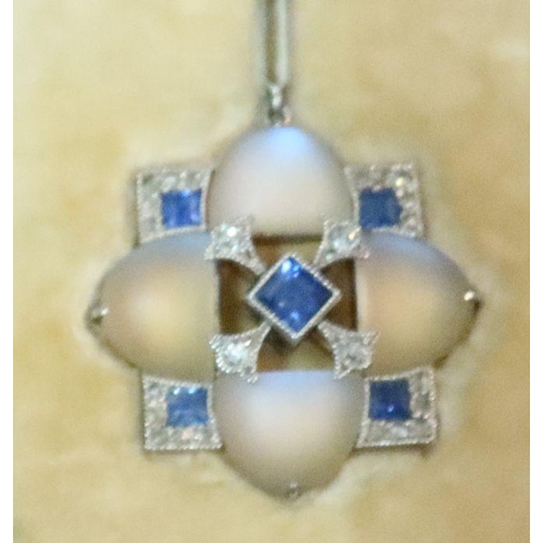 424 - An Edwardian moonstone, diamond and sapphire pendant, in fitted leather case for Goldsmiths and Silv... 