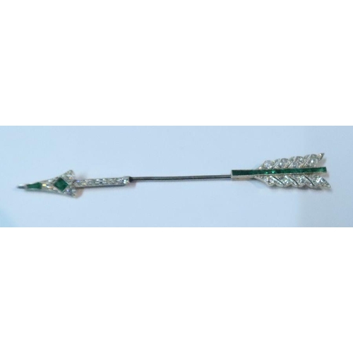 445 - A gold and platinum and emerald Jabot pin brooch, in the form of an arrow, in Garrards box