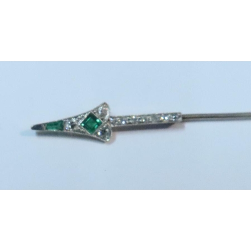 445 - A gold and platinum and emerald Jabot pin brooch, in the form of an arrow, in Garrards box