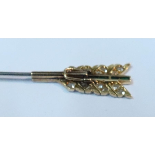 445 - A gold and platinum and emerald Jabot pin brooch, in the form of an arrow, in Garrards box