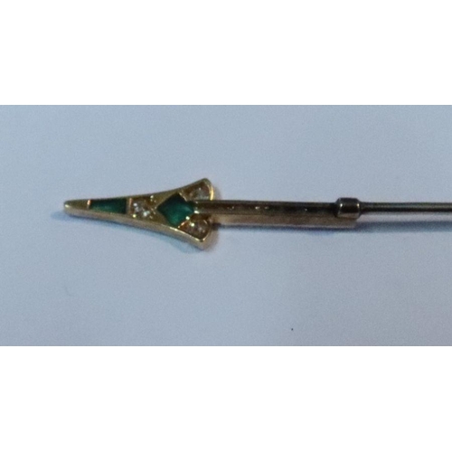 445 - A gold and platinum and emerald Jabot pin brooch, in the form of an arrow, in Garrards box