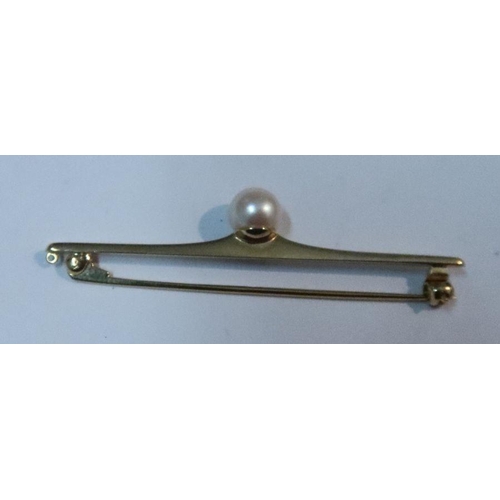 458 - A 9ct gold bar brooch, set with cultured pearl, weight 2.4g