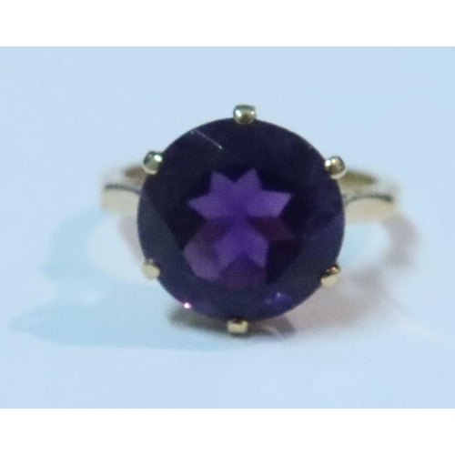 459 - A 9ct gold single stone amethyst ring, weight 4.1g