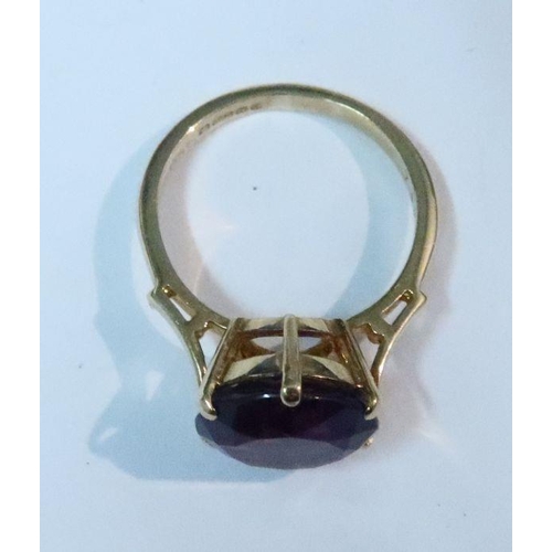 459 - A 9ct gold single stone amethyst ring, weight 4.1g