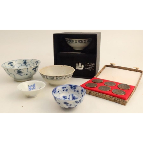 489 - A collection of 19th century cargo porcelain, to include 3 Tek Sing bowls, 2 further bowls and a set... 