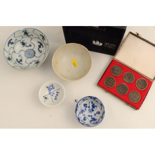 489 - A collection of 19th century cargo porcelain, to include 3 Tek Sing bowls, 2 further bowls and a set... 