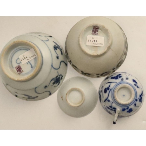 489 - A collection of 19th century cargo porcelain, to include 3 Tek Sing bowls, 2 further bowls and a set... 