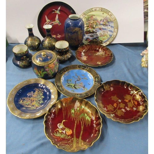 553 - A collection of Carlton Ware, to include plates, a covered barrel, vases, some pieces in Rouge Royal... 