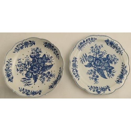 600 - A Worcester cress dish and stand, decorated in under glaze blue with the Cone pattern, diameter 8.25... 