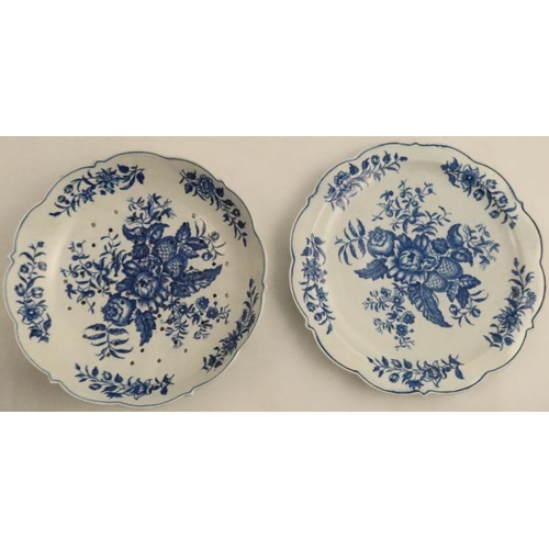 600 - A Worcester cress dish and stand, decorated in under glaze blue with the Cone pattern, diameter 8.25... 