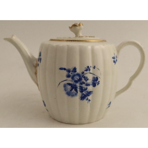 669 - A Worcester tea pot, of barrel form and decorated with blue flower sprays - The inner rim of the cov... 