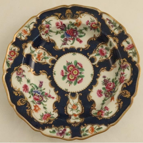 676 - A Worcester scale blue plate, decorated with flowers, seal mark, diameter 9ins