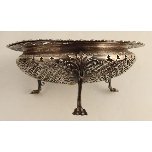 318 - A pierced silver bowl, decorated with leaves and lattice, raised on three paw feet, Sheffield 1909, ... 