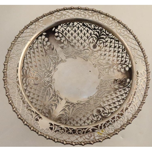 318 - A pierced silver bowl, decorated with leaves and lattice, raised on three paw feet, Sheffield 1909, ... 