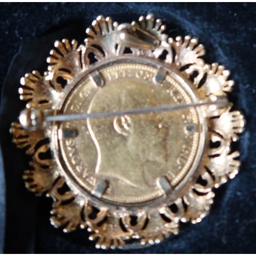 371 - A 1903 gold sovereign. in a 9ct gold pendant mount, weight 14.8g