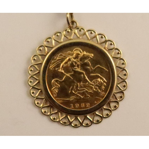 390 - An Elizabeth II half sovereign, dated 1982, in a 9ct pendant mount and an 9k Italian fine Chain, gro... 