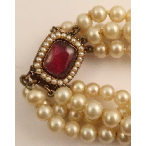 426 - A graduated cultured pearl necklace, with 9ct gold gem set clasp, together with other pearl and bead... 