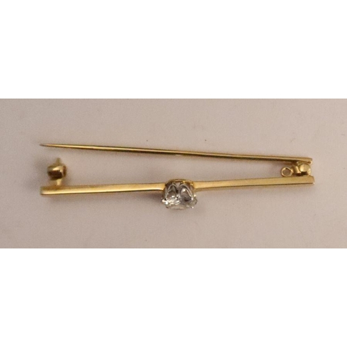 431 - An 18ct and platinum diamond bar broach, claw set, single round brilliant cut estimated 1ct approx.,... 