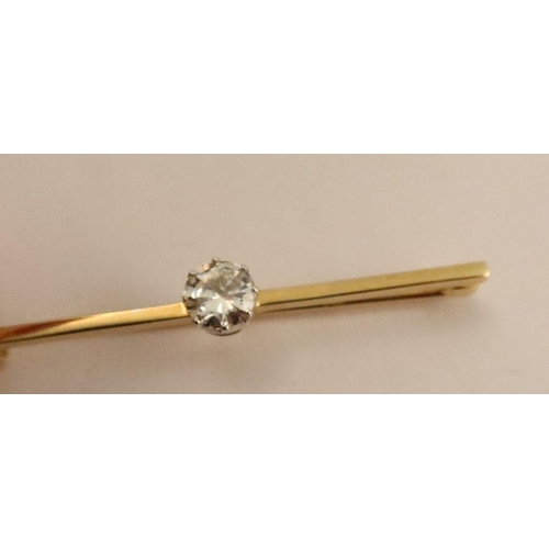 431 - An 18ct and platinum diamond bar broach, claw set, single round brilliant cut estimated 1ct approx.,... 