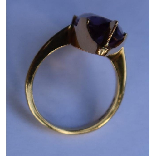 447 - A gold and amethyst ring, marked 750, total weight 7.4g