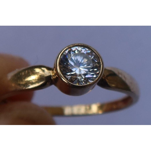 448 - A 9ct gold solitaire ring, set with a cz stone, weight 1.6g