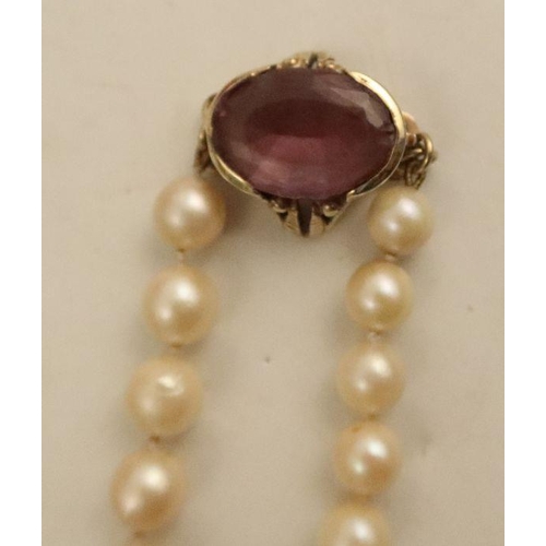 481 - A single row cultured pearl necklace with yellow metal box clasp set oral cut amethyst