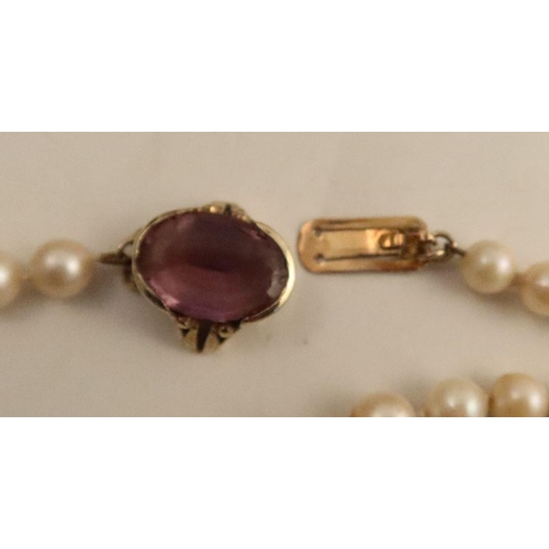 481 - A single row cultured pearl necklace with yellow metal box clasp set oral cut amethyst