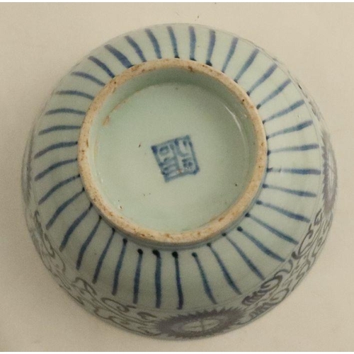 565 - A Chinese Export bowl, decorated in blue and white with a sun and scroll design, seal mark to base, ... 