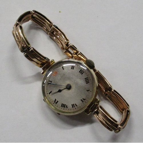 364 - A 15ct gold cased ladies watch, with strap