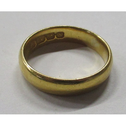 462 - A 22ct gold wedding ring, weight 5.4g