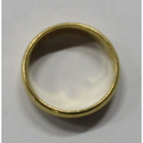 462 - A 22ct gold wedding ring, weight 5.4g