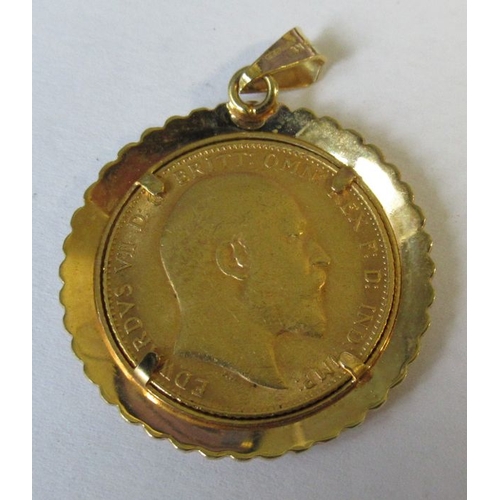 302 - A George V Sovereign, in 9ct gold pendant mount, total weight 10.4g