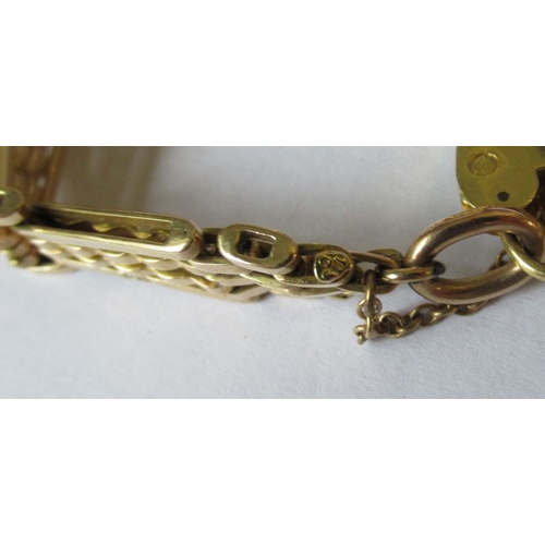 319 - A 15ct yellow gold gate bracelet, with 18ct padlock clasp, weight 21.9g