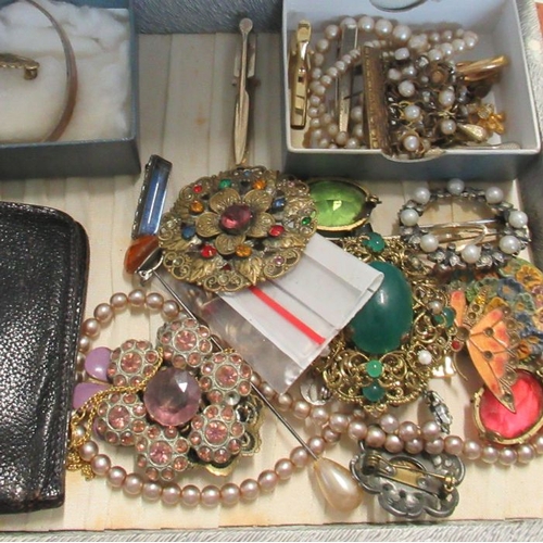 331 - A collection of costume jewellery, including simulated pearls etc in leather suitcase