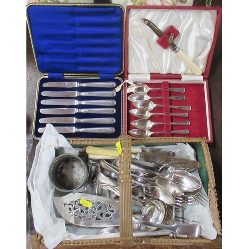 305 - A collection of silver plated flatware, to include a fiddle pattern fish slice with pierced blade an... 