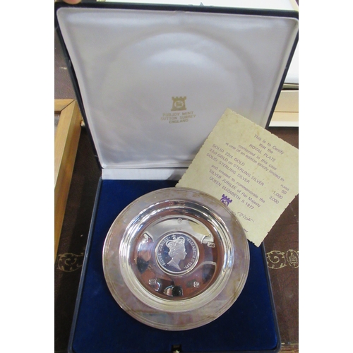 314 - A Pobjoy Mint silver commemorative dish, set with a coin, boxed, weight 4oz