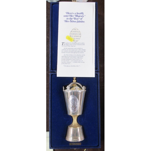 320 - A Pobjoy Mint commemorative goblet, for the Queens Silver Jubilee, 1977, boxed with certificate, wei... 