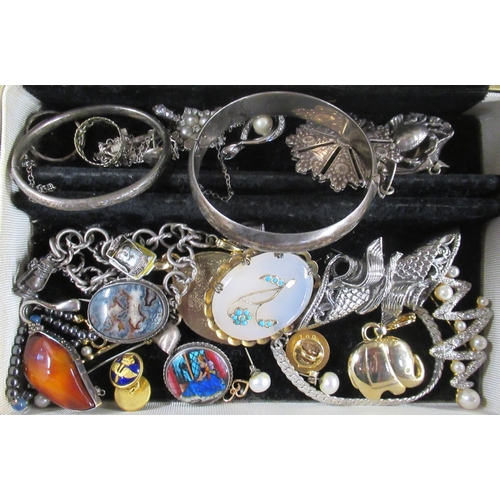 326 - A collection of costume jewellery