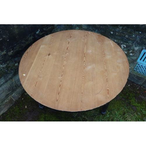 22 - A 19th century pine scrub top cricket table, diameter 36ins