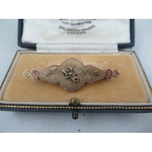 324 - A Victorian 9ct gold bar brooch, together with a 9ct gold cross pendant, weight 3.4g