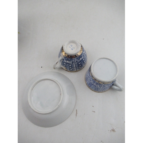 447 - An early Worcester Trio-Set  and a tea pot decorated with the Royal Lilly pattern