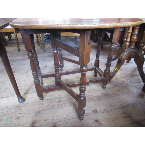 46 - An Antique oak gate leg table, width 33ins