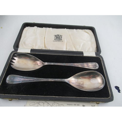 226 - A collection of silver plated flatware, to include pickle forks, cake slices etc