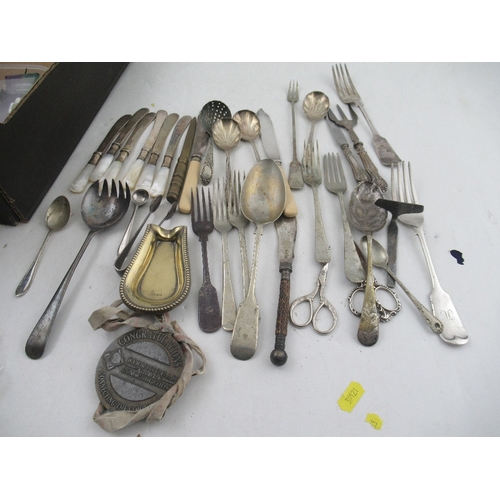 226 - A collection of silver plated flatware, to include pickle forks, cake slices etc