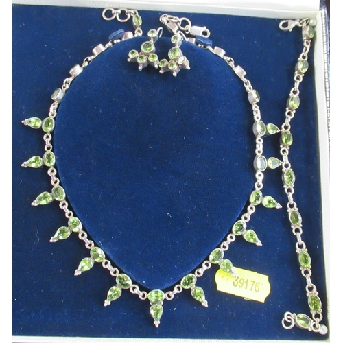 231 - A jewellery suite, comprising necklace, bracelet and earrings, all set with green stones in silver, ... 