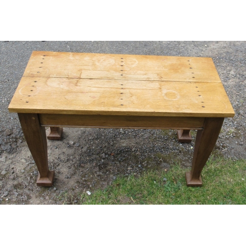 87 - An oak bench, 32ins x 15.5ins, height 19ins