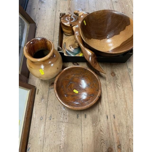 82 - A collection of wooden items to include bowls and a vase