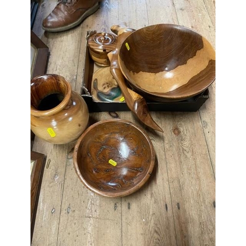 82 - A collection of wooden items to include bowls and a vase